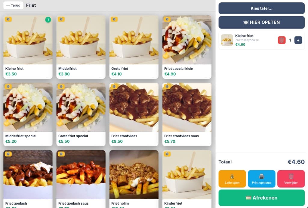 Kassascherm van een frituur met frietproducten en hier-opeten